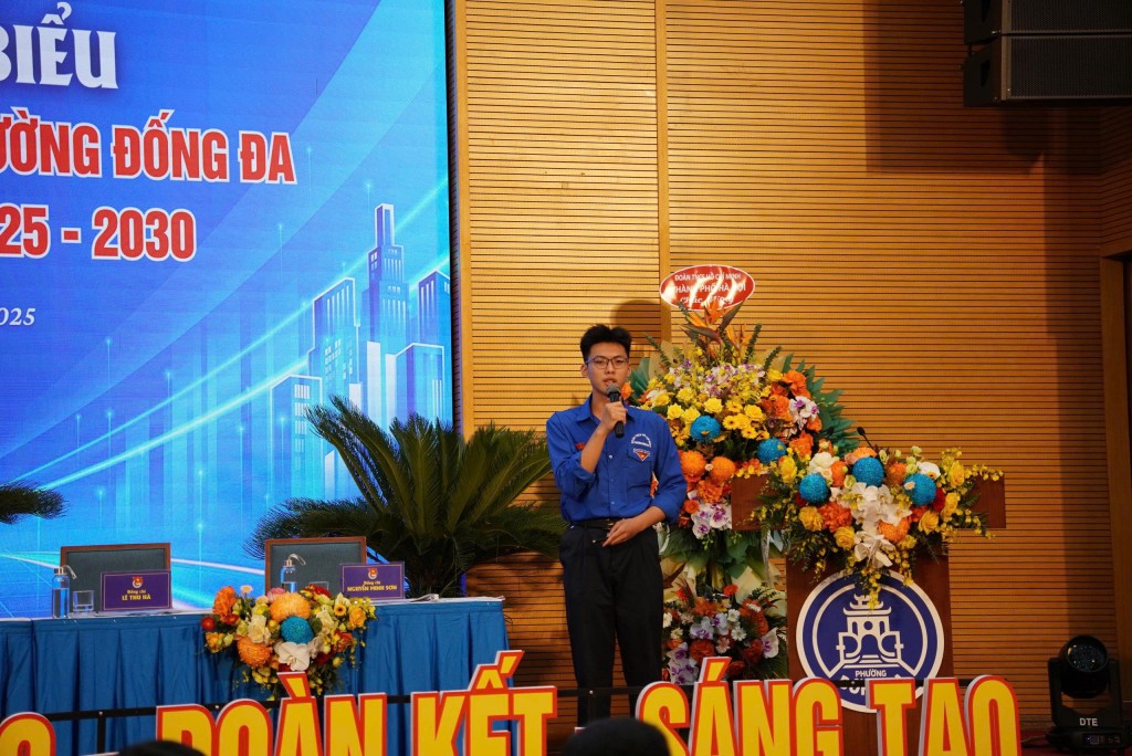 Lâm Tiến Thành (lớp 12A10) và Trần Mai Linh (lớp 11A10), Trường THPT Đống Đa trình bày tham luận