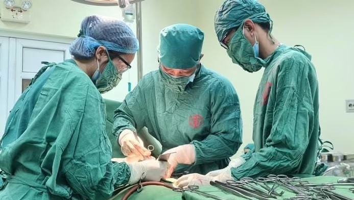 Các bác sĩ tiến hành phẫu thuật lấy khối u của bệnh nhân. Các bác sĩ tiến hành phẫu thuật lấy khối u của bệnh nhân.