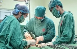 Quảng Ninh: Bé gái bụng to bất thường do ung thư buồng trứng