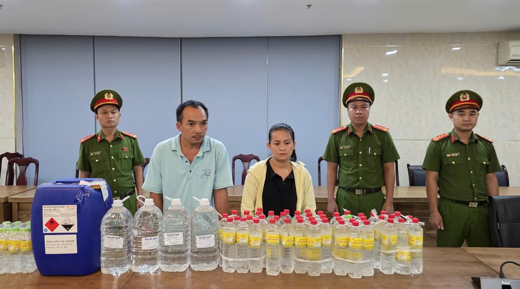 Vợ chồng Kiều Văn Thanh cùng tang vật (Ảnh: Công an Đà Nẵng)