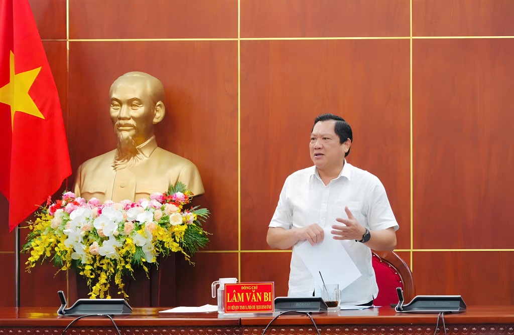 Phó Chủ tịch UBND tỉnh Cà Mau Lâm Văn Bi phát biểu tại hội nghị.