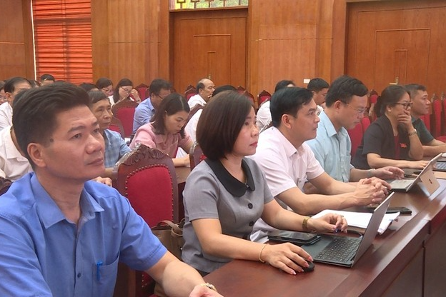 Các đại biểu tham dự nghe quán triệt các Nghị quyết, Chỉ thị