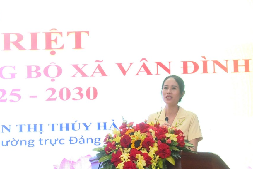 Phó Bí thư Thường trực Đảng ủy xã Vân Đình Nguyễn Thị Thúy Hà