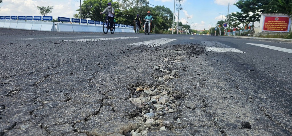 Đà Nẵng: Tỉnh lộ 609 xuất hiện tình trạng bong tróc, hư hỏng Đà Nẵng: Tỉnh lộ 609 xuất hiện tình trạng bong tróc, hư hỏng
