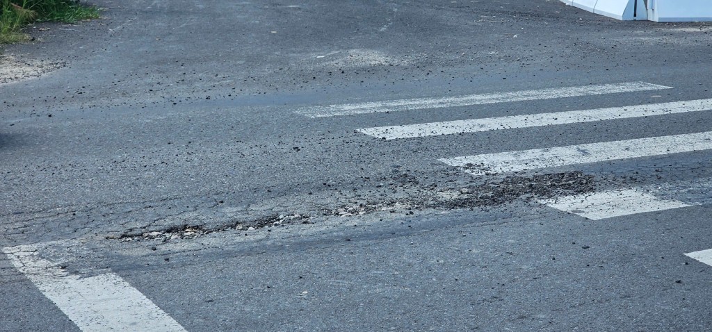 Đầu tư hàng trăm tỷ đồng, tỉnh lộ 609 tiếp tục bong tróc Đầu tư hàng trăm tỷ đồng, tỉnh lộ 609 tiếp tục bong tróc