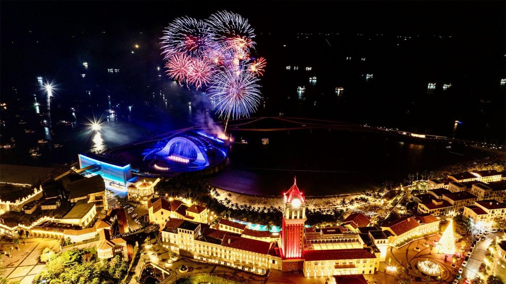 Những công trình biểu tượng như show diễn Kiss of the Sea hay Cầu Hôn góp phần mang Phú Quốc ra bản đồ thế giới Những công trình biểu tượng như show diễn Kiss of the Sea hay Cầu Hôn góp phần mang Phú Quốc ra bản đồ thế giới