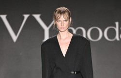 Thời trang Việt gây bất ngờ trên sàn diễn New York Fashion Week