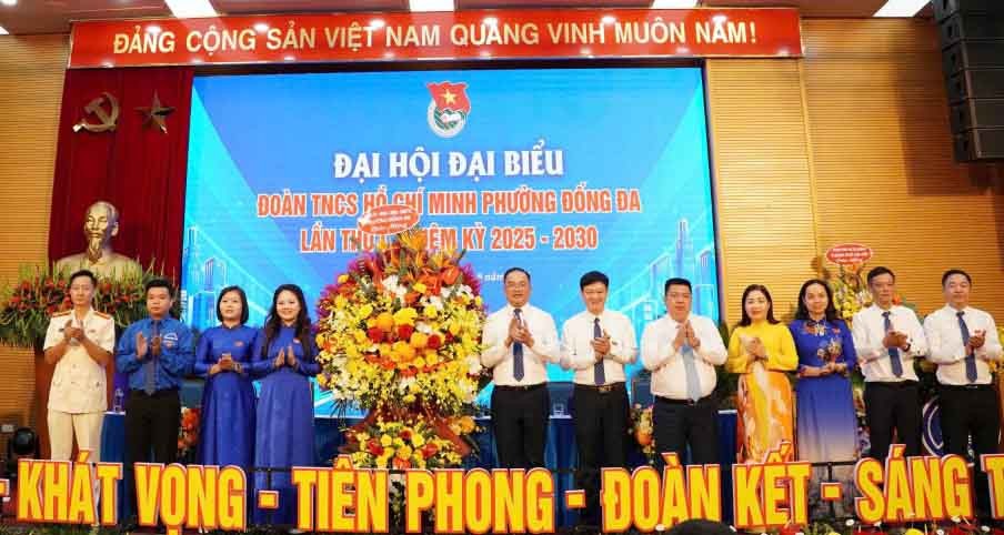 Bí thư Đảng uỷ phường Đống Đa Nguyễn Ngọc Việt cùng các đại biểu tặng hoa chúc mừng thành công Đại hội đại biểu Đoàn TNCS Hồ Chí Minh phường Đống Đa lần thứ I, nhiệm kỳ 2025 – 2030.