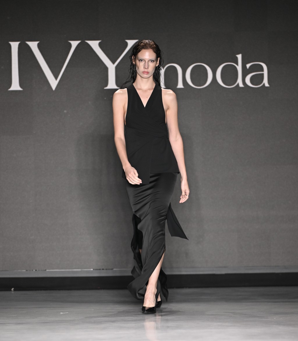 Thời trang công sở Việt tỏa sáng trên sàn diễn New York Fashion Week
