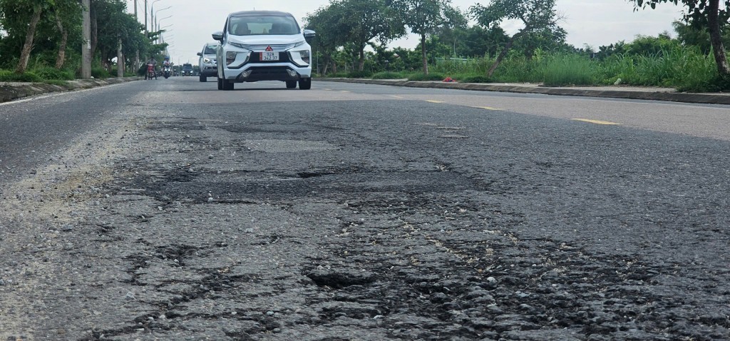 Đầu tư hàng trăm tỷ đồng, tỉnh lộ 609 tiếp tục bong tróc Đầu tư hàng trăm tỷ đồng, tỉnh lộ 609 tiếp tục bong tróc