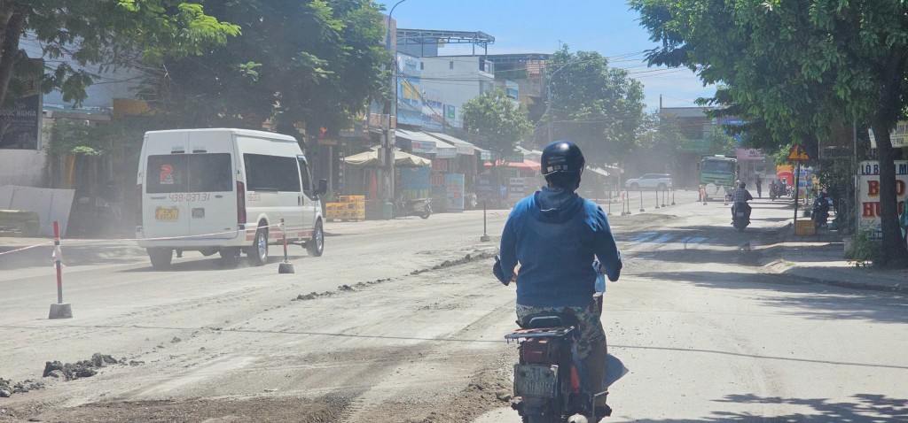 Đầu tư hàng trăm tỷ đồng, tỉnh lộ 609 tiếp tục bong tróc Đầu tư hàng trăm tỷ đồng, tỉnh lộ 609 tiếp tục bong tróc