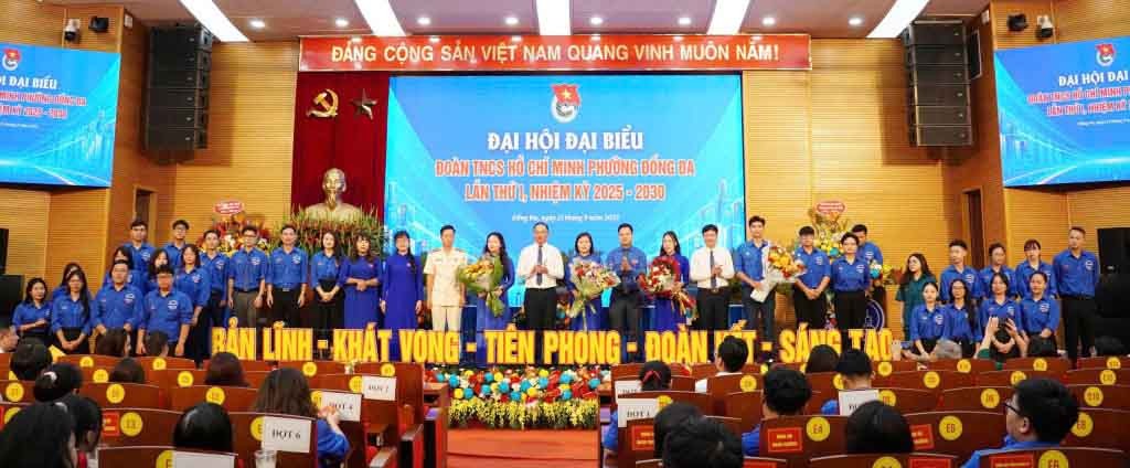 Các đồng chí lãnh đạo Thành đoàn, phường Đống Đa cùng Ban Chấp hành Đoàn TNCS Hồ Chí Minh phường Đống Đa khóa I ra mắt Đại hội, nhiệm kỳ 2025 – 2030.