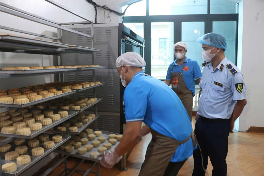 Đoàn kiểm tra liên ngành của phường Xuân Đỉnh giám sát khâu nướng bánh tại cơ sở sản xuất Minh Ý
