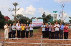 MTTQ Việt Nam xã Bát Tràng gắn biển mô hình “Đoàn kết sáng tạo bảo vệ môi trường”