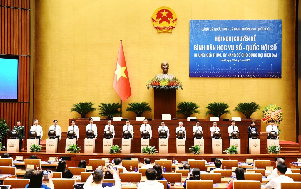 Tổng Bí thư Tô Lâm, Thủ tướng Phạm Minh Chính, Chủ tịch Quốc hội Trần Thanh Mẫn và đại biểu thực hiện nghi thức Khai trương ứng dụng “Nền tảng trực tuyến học tập suốt đời của Quốc hội” – Nền tảng “Bình dân học vụ số - Quốc hội số