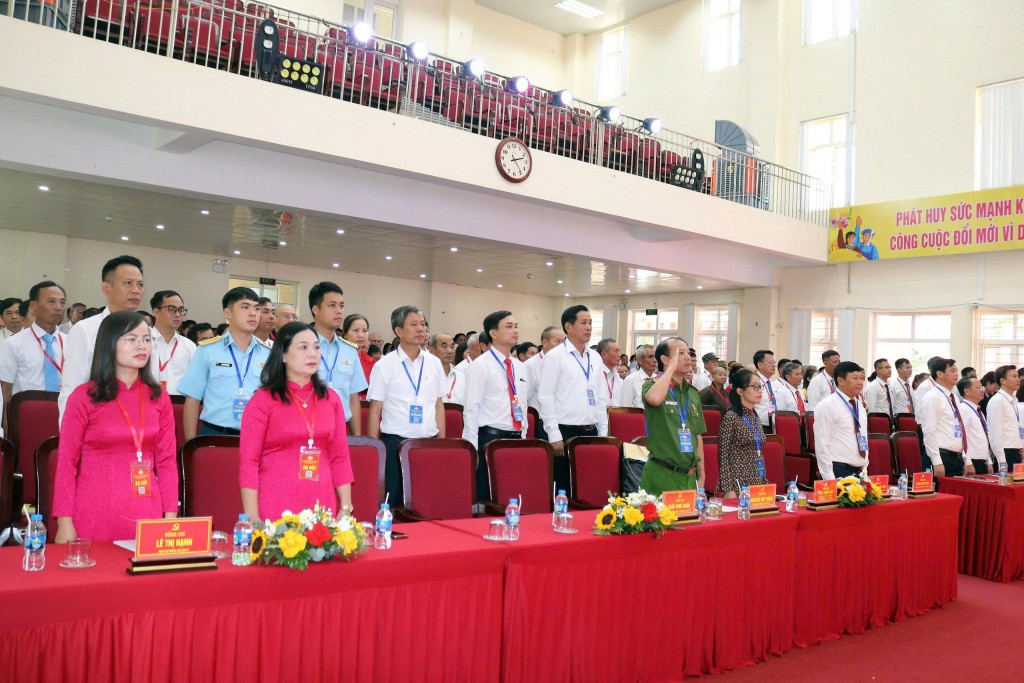 Các đại biểu dự Đại hội thực hiện nghi lễ chào cờ