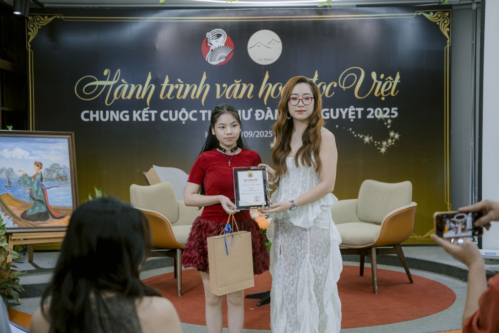 Ban Tổ chức trao giải Nhì tới thí sinh Mai Lee Kỳ Duyên- HS lớp 11A6 - Trường THPT Đống Đa- Hà Nội đến nhận giải. Bạn Duyên là thí sinh nhỏ tuổi nhất