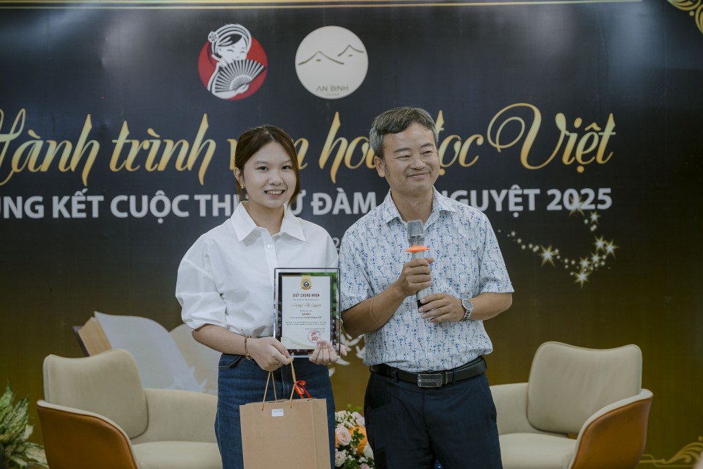 Ban Tổ chức trao giải Nhất tới thí sinh Hoàng Thị Quyên- đoạt giải Nhất, là SV khoa Việt Nam học - Trường ĐH Sư phạm Hà Nội 2