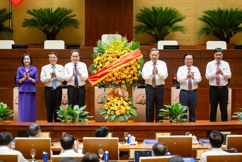 Tổng Bí thư Tô Lâm tặng hoa chúc mừng hội nghị. Ảnh: Phạm Thắng
