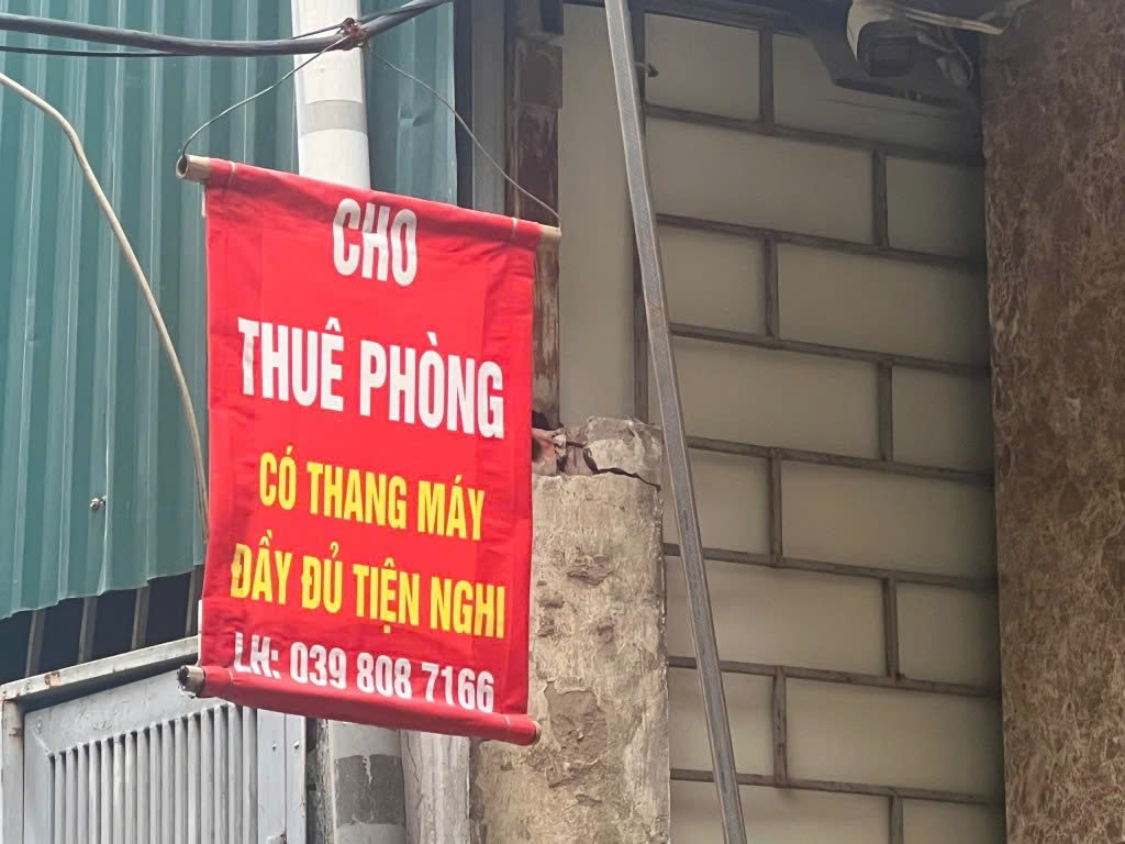 Những tấm biển “cho thuê phòng” treo dày đặc khắp ngõ nhỏ quanh các trường đại học
