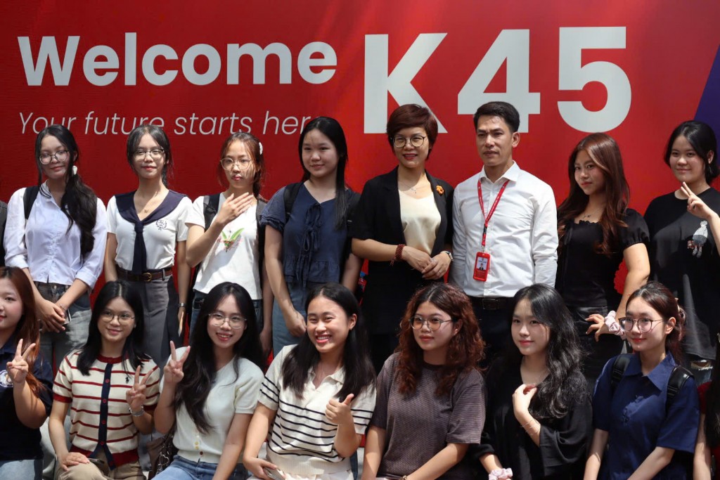 Các bạn tân sinh viên có nhiều cảm xúc trong những ngày đầu nhập học