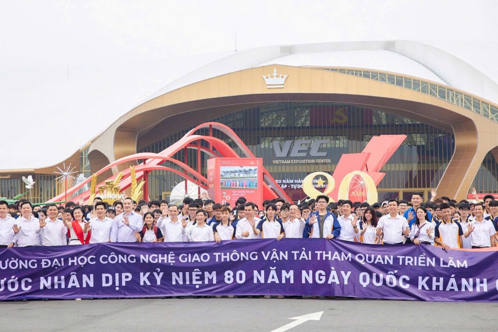 Tân sinh viên Trường Đại học Công nghệ Giao thông vận tải tham gia chuyến tham quan, trải nghiệm tại Trung tâm Triển lãm Quốc gia (VEC)