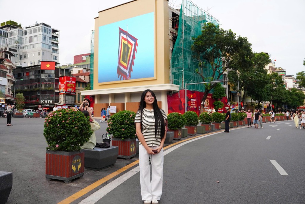 Bạn trẻ thích thú lưu lại khoảnh khắc bên màn hình quảng bá văn hóa Hà Nội giữa lòng quảng trường rộng mở.