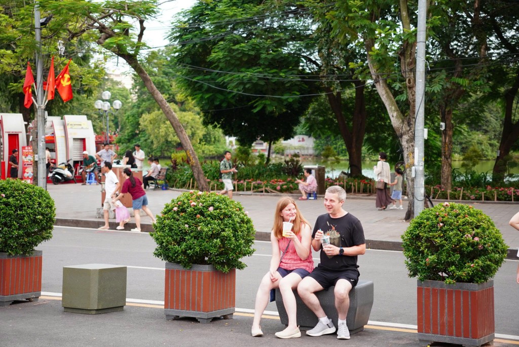Du khách quốc tế thưởng thức không khí trong lành và thoải mái trò chuyện ngay tại quảng trường mới.