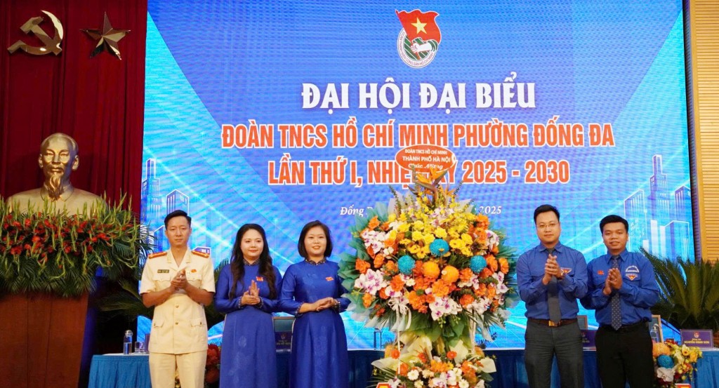 Đồng chí Trần Quang Hưng - Phó Bí thư Thành đoàn Hà Nội tặng hoa tới Đại hội