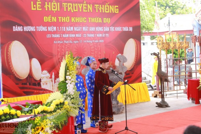 Người dân hứng khởi dự lễ hội truyền thống đền thờ Khúc Thừa Dụ