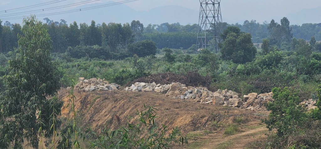 Kè chống sạt lở khẩn cấp chỉ có một công nhân đang thi công Kè chống sạt lở khẩn cấp chỉ có một công nhân đang thi công