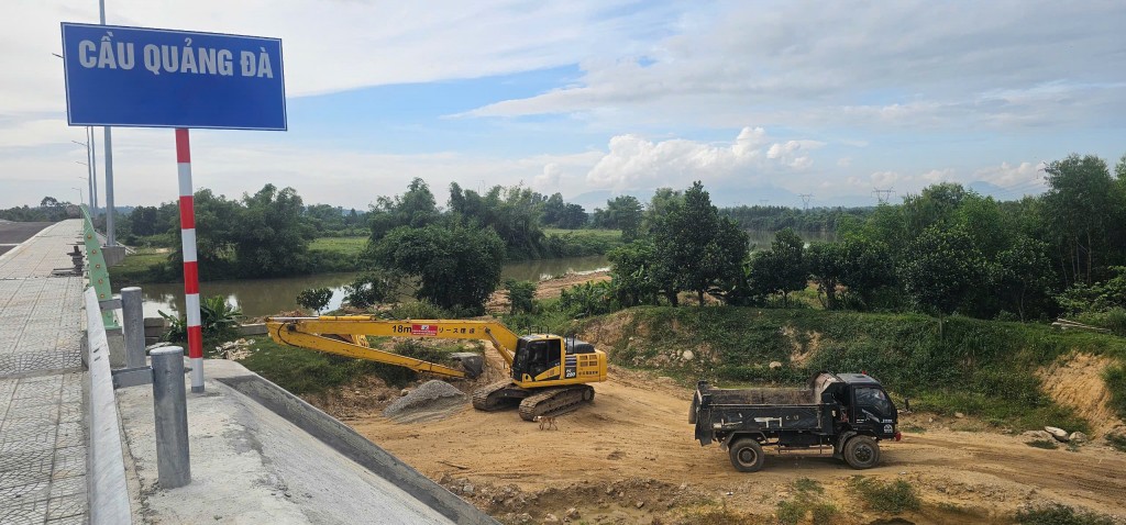 Kè chống sạt lở khẩn cấp chỉ có một công nhân đang thi công Kè chống sạt lở khẩn cấp chỉ có một công nhân đang thi công