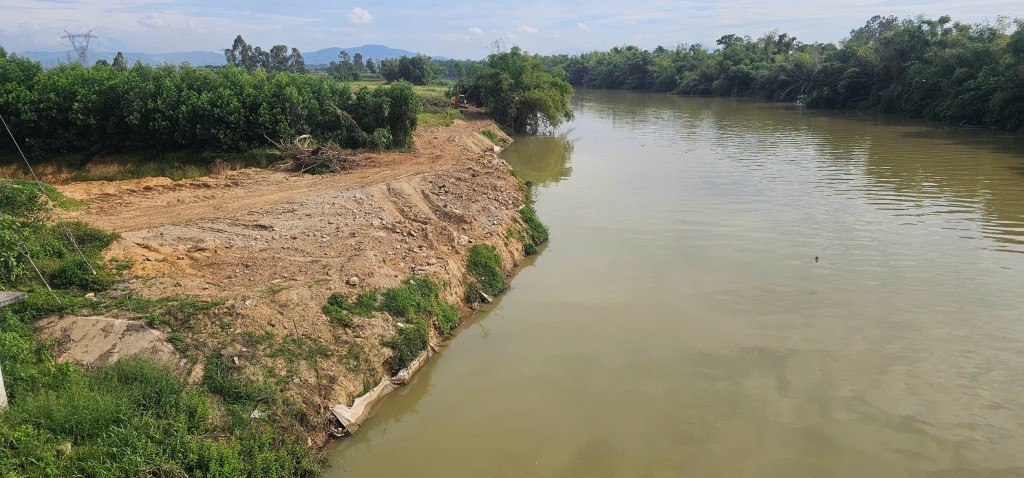 Đà Nẵng: Nhà thầu ì ạch thi công kè chống sạt lở khẩn cấp Đà Nẵng: Nhà thầu ì ạch thi công kè chống sạt lở khẩn cấp