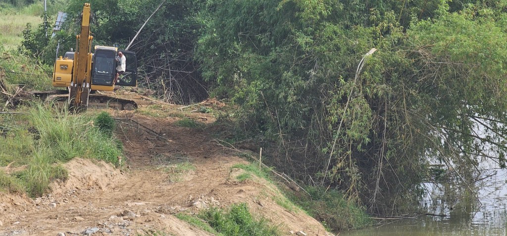 Kè chống sạt lở khẩn cấp chỉ có một công nhân đang thi công Kè chống sạt lở khẩn cấp chỉ có một công nhân đang thi công