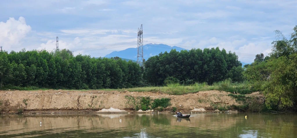 Kè chống sạt lở khẩn cấp chỉ có một công nhân đang thi công Kè chống sạt lở khẩn cấp chỉ có một công nhân đang thi công