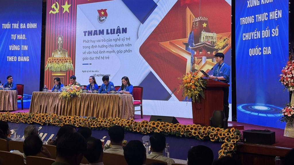 Diễn viên Huỳnh Anh trình bày tham luận tại Đại hội Đoàn Thanh niên phường Ba Đình lần thứ I