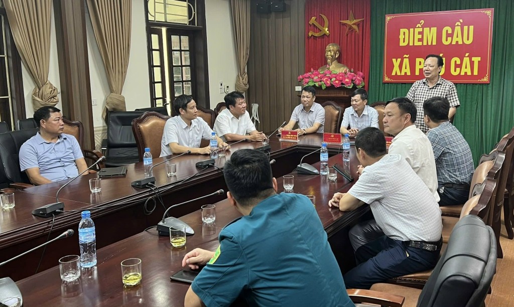 Nhạc sĩ - nhà báo Tào Khánh Hưng - Phó Tổng Biên tập Báo Xây dựng (đứng giữa) làm việc với lãnh đạo xã Phú Cát - TP Hà Nội trình bày ý tưởng, nội dung ca khúc “Phú Cát khát vọng bay xa”