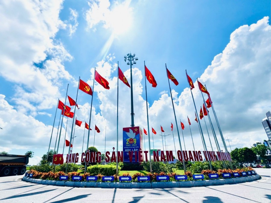 Không khí trang hoàng rộn ràng trên các tuyến đường ven biển Hạ Long, tạo nên diện mạo mới mẻ, phấn khởi. 