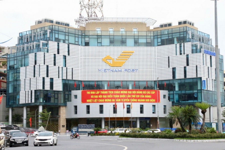 Khu vực Bưu điện tỉnh, Công viên Lán Bè, cầu Bài Thơ... đều trang hoàng hệ thống pano, áp phích cổ động với nội dung sinh động, khẳng định ý nghĩa trọng đại của Đại hội XVI.