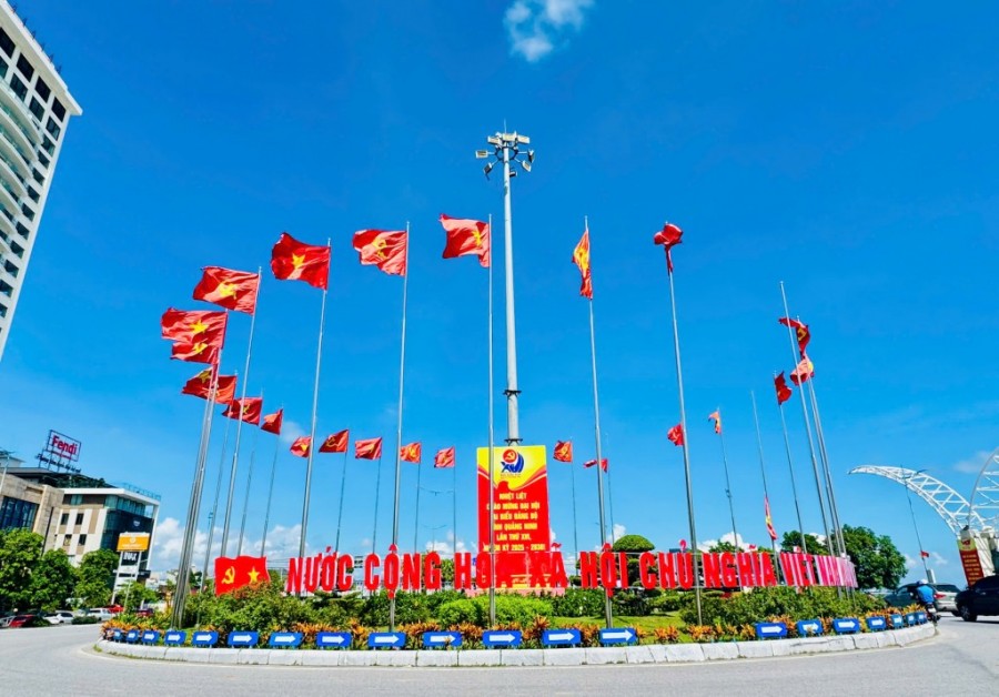 Những tuyến đường chính rực rỡ sắc đỏ, thể hiện niềm tin, niềm tự hào của Nhân dân.