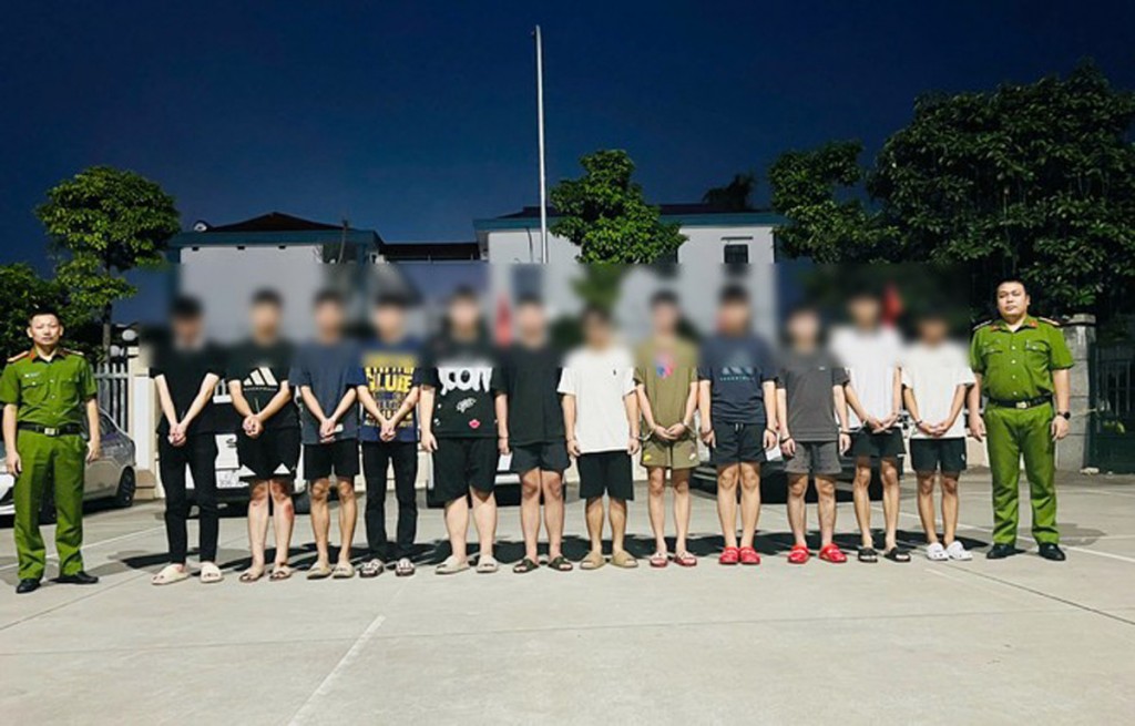 Cảnh sát nhanh chóng điều tra, xử lý 12 đối tượng liên quan vụ gây rối trật tự công cộng Cảnh sát nhanh chóng điều tra, xử lý 12 đối tượng liên quan vụ gây rối trật tự công cộng