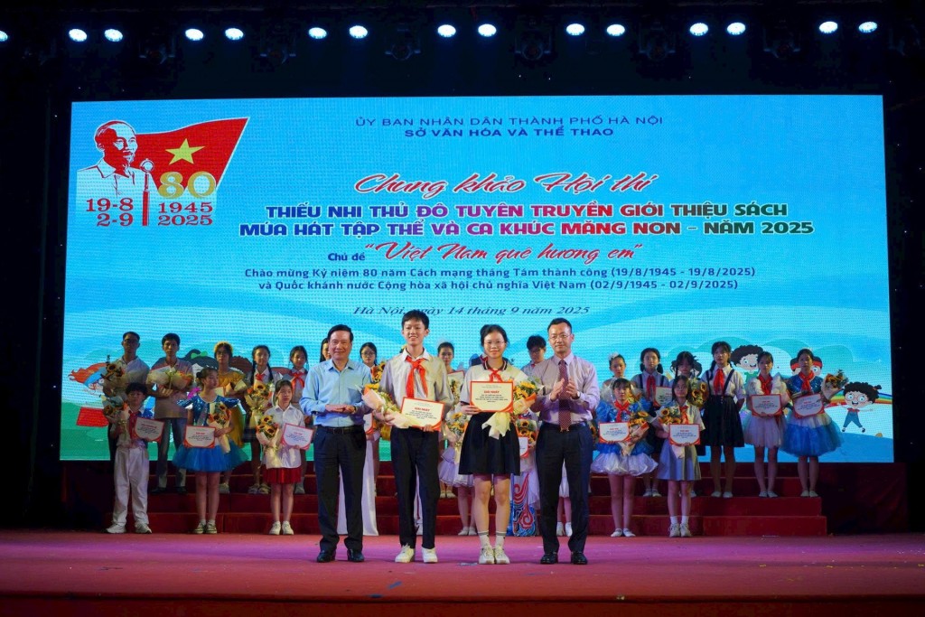 BTC trao giải cho đội thi đạt giải Nhất