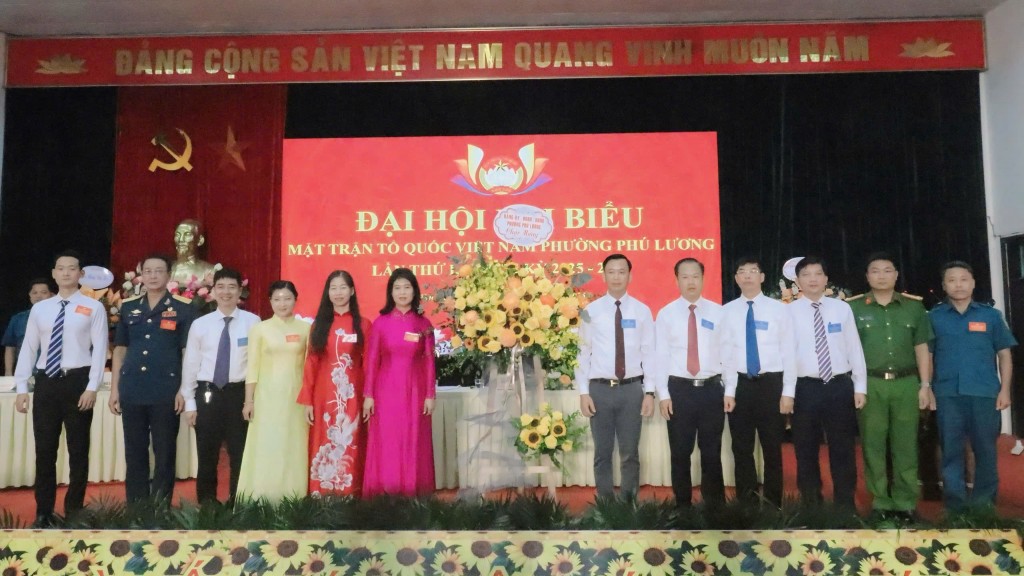 Lãnh đạo Đảng ủy - HĐND - UBND phường Phú Lương chúc mừng đại hội Lãnh đạo Đảng ủy - HĐND - UBND phường Phú Lương chúc mừng đại hội