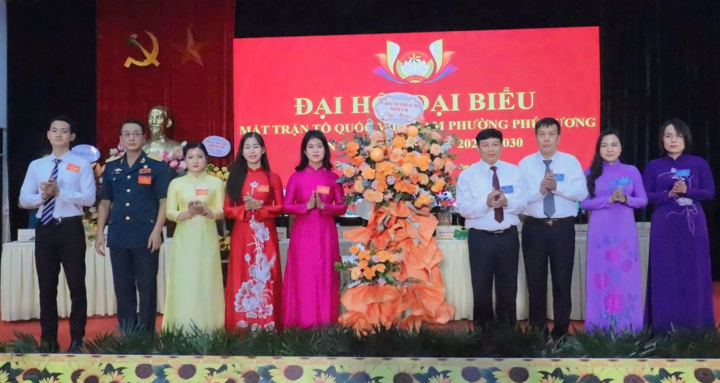 Đồng chí Phạm Anh Tuấn - Phó Chủ tịch MTTQ Việt Nam TP Hà Nội cùng các đại biểu tặng hoa chúc mừng đại hội Đồng chí Phạm Anh Tuấn - Phó Chủ tịch MTTQ Việt Nam TP Hà Nội cùng các đại biểu tặng hoa chúc mừng đại hội