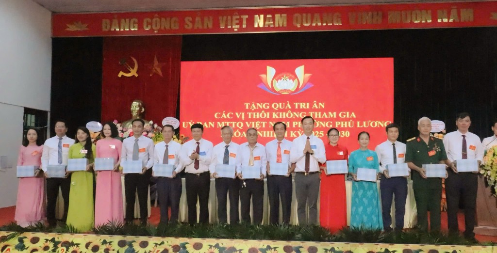 Đại hội chia tay các đồng chí thôi không tham gia ủy ban MTTQ Việt Nam phường Phú Lương nhiệm kỳ 2025 - 2030 Đại hội chia tay các đồng chí thôi không tham gia ủy ban MTTQ Việt Nam phường Phú Lương nhiệm kỳ 2025 - 2030