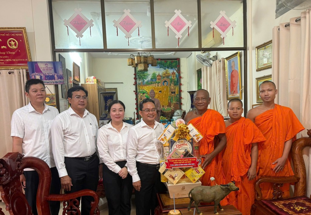 Lãnh đạo MTTQ Việt Nam TP Hồ Chí Minh chúc mừng lễ Sen Dolta tại chùa Chantarangsay