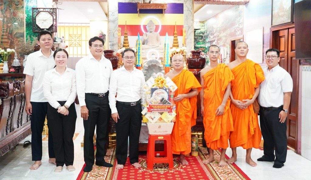 Lãnh đạo MTTQ Việt Nam TP Hồ Chí Minh chúc mừng lễ Sen Dolta tại chùa Pothiwong