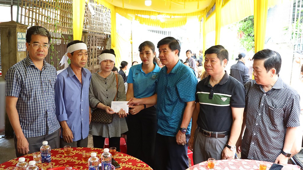 Phó Chủ tịch UBND tỉnh Đắk Lắk Nguyễn Thiên Văn đã đến thăm hỏi, chia buồn và trao hỗ trợ cho gia đình các nạn nhân 