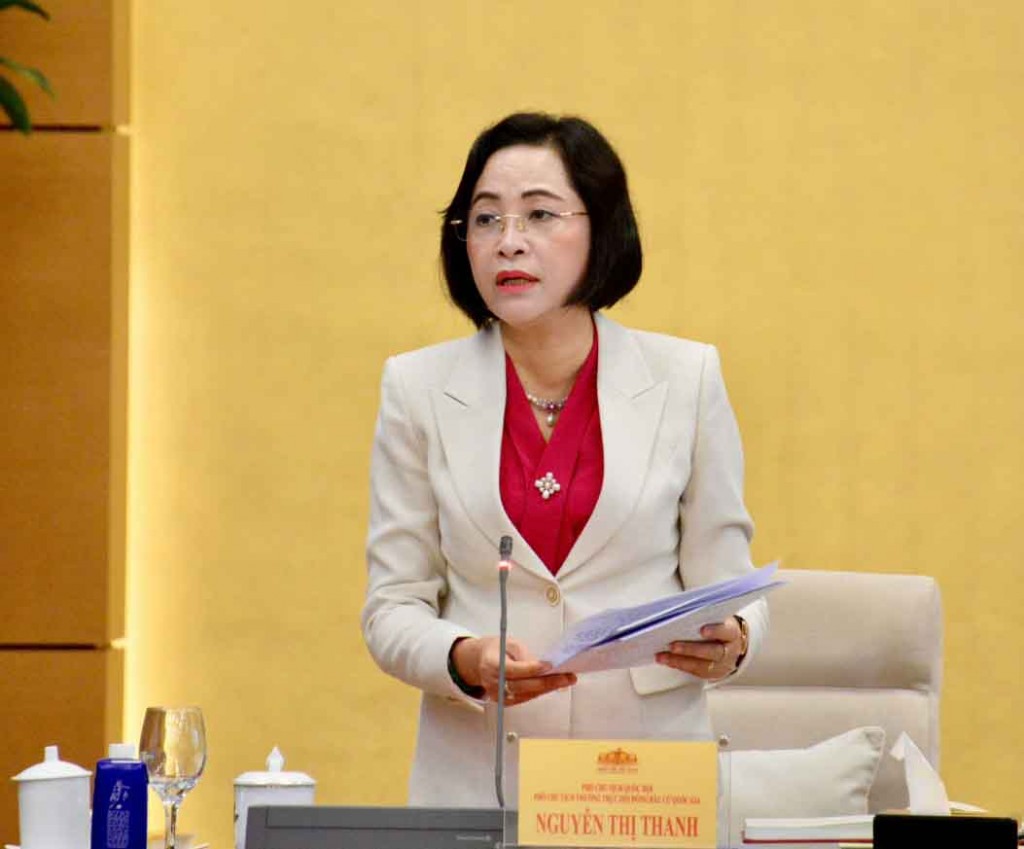 Phó Chủ tịch Quốc hội Nguyễn Thị Thanh báo cáo tại phiên họp