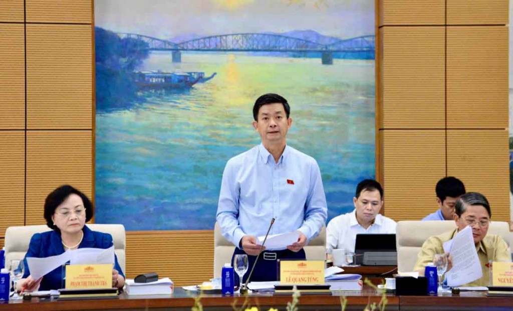 Tổng thư ký Quốc hội, Chủ nhiệm Văn phòng Quốc hội Lê Quang Tùng báo cáo tại phiên họp